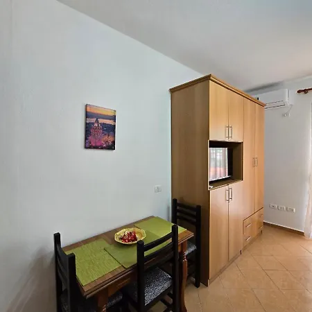 Adi Studio By Office Apartament Wlora